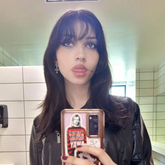 Meet your Posher, Alina - Picture 1 of 1